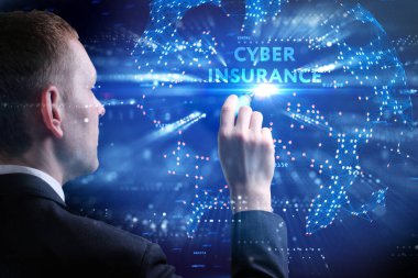 İş, Teknoloji, İnternet ve ağ konsepti. Genç işadamı geleceğin sanal ekranı üzerinde çalışıyor ve yazıyı görüyor: siber sigorta.