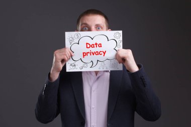 İş, teknoloji, internet ve ağ konsepti. Genç işadamı başarılı büyüme adımları üzerinde düşünüyor: Veri gizliliği