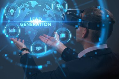 İş, Teknoloji, İnternet ve ağ konsepti. Genç işadamı geleceğin sanal ekranında çalışıyor ve yazıyı görüyor: lider nesil.