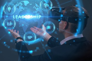 İş, Teknoloji, İnternet ve ağ konsepti. Genç işadamı geleceğin sanal ekranı üzerinde çalışıyor ve yazıyı görüyor: