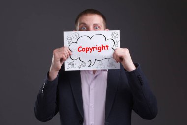 İş, teknoloji, internet ve ağ konsepti. Genç işadamı başarılı büyüme adımları üzerinde düşünüyor: Telif hakkı