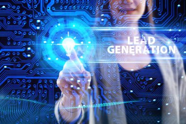 İş, Teknoloji, İnternet ve ağ konsepti. Genç işadamı geleceğin sanal ekranında çalışıyor ve yazıyı görüyor: lider nesil.