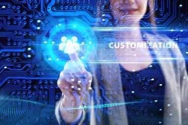 İş, Teknoloji, İnternet ve ağ konsepti. Genç işadamı geleceğin sanal ekranı üzerinde çalışıyor ve yazıyı görüyor: özelleştirme