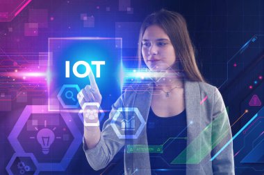 İş, Teknoloji, İnternet ve ağ konsepti. Genç işadamı geleceğin sanal ekranı üzerinde çalışıyor ve yazıyı görüyor: IOT