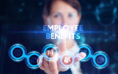 İş, Teknoloji, İnternet ve ağ konsepti. Genç işadamı geleceğin sanal ekranı üzerinde çalışıyor ve yazıyı görüyor: çalışanın faydaları