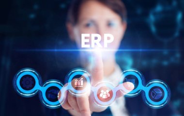İş, Teknoloji, İnternet ve ağ konsepti. Genç işadamı geleceğin sanal ekranı üzerinde çalışıyor ve yazıyı görüyor: ERP