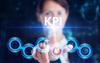 İş, Teknoloji, İnternet ve ağ konsepti. Genç işadamı geleceğin sanal ekranı üzerinde çalışıyor ve KPI yazısını görüyor: