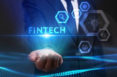 İş, Teknoloji, İnternet ve ağ konsepti. Genç işadamı geleceğin sanal ekranı üzerinde çalışıyor ve Fintech yazısını görüyor.