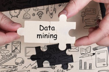 İş, Teknoloji, İnternet ve ağ konsepti. Genç işadamı geleceğin sanal ekranında çalışıyor ve yazıyı görüyor: veri madenciliği