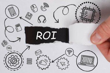 İş, Teknoloji, İnternet ve ağ konsepti. Genç işadamı geleceğin sanal ekranında çalışıyor ve yazıyı görüyor: ROI