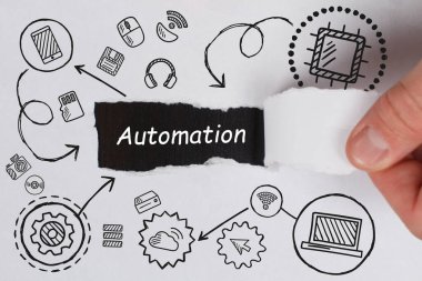 İş, Teknoloji, İnternet ve ağ konsepti. Genç işadamı geleceğin sanal ekranında çalışıyor ve yazıyı görüyor: otomasyon