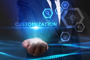 İş, Teknoloji, İnternet ve ağ konsepti. Genç işadamı geleceğin sanal ekranı üzerinde çalışıyor ve yazıyı görüyor: özelleştirme