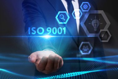 İş, Teknoloji, İnternet ve ağ konsepti. Genç işadamı geleceğin sanal ekranı üzerinde çalışıyor ve ISO 9001 yazısını görüyor.