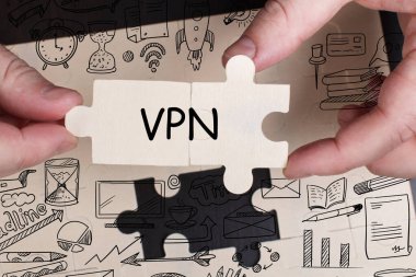 İş, Teknoloji, İnternet ve ağ konsepti. Genç işadamı geleceğin sanal ekranı üzerinde çalışıyor ve VPN yazısını görüyor.