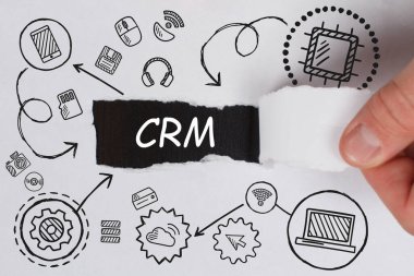 İş, Teknoloji, İnternet ve ağ konsepti. Genç işadamı geleceğin sanal ekranı üzerinde çalışıyor ve CRM yazısını görüyor: