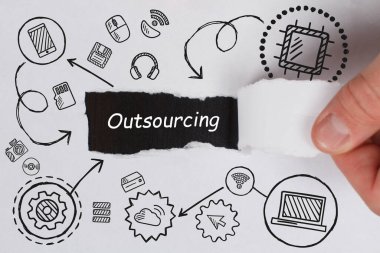 İş, Teknoloji, İnternet ve ağ konsepti. Genç işadamı geleceğin sanal ekranında çalışıyor ve yazıyı görüyor: dış kaynak kullanımı