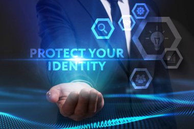 İş, Teknoloji, İnternet ve ağ konsepti. Genç işadamı geleceğin sanal ekranı üzerinde çalışıyor ve yazıyı görüyor: kimliğinizi koruyun.