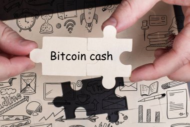 İş, Teknoloji, İnternet ve ağ konsepti. Genç işadamı geleceğin sanal ekranı üzerinde çalışıyor ve Bitcoin Cash yazısını görüyor.