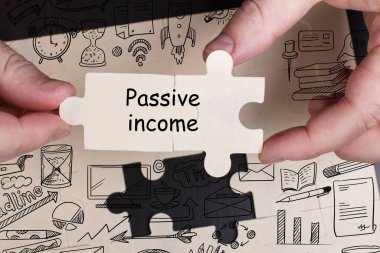 İş, Teknoloji, İnternet ve ağ konsepti. Genç işadamı geleceğin sanal ekranı üzerinde çalışıyor ve yazıyı görüyor: pasif gelir