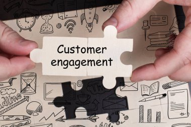 İş, Teknoloji, İnternet ve ağ konsepti. Genç işadamı geleceğin sanal ekranı üzerinde çalışıyor ve yazıyı görüyor: müşteri ilişkileri