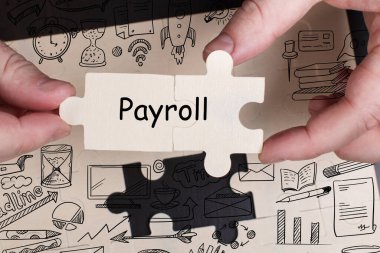 İş, Teknoloji, İnternet ve ağ konsepti. Genç işadamı geleceğin sanal ekranında çalışıyor ve yazıyı görüyor: maaş bordrosu