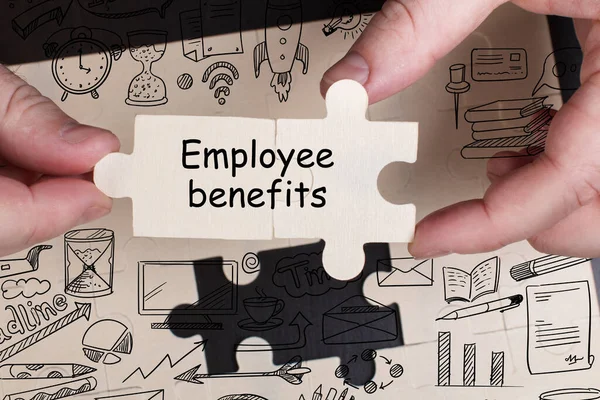 İş, Teknoloji, İnternet ve ağ konsepti. Genç işadamı geleceğin sanal ekranı üzerinde çalışıyor ve yazıyı görüyor: çalışanın faydaları