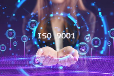 İş, Teknoloji, İnternet ve ağ konsepti. Genç işadamı geleceğin sanal ekranı üzerinde çalışıyor ve ISO 9001 yazısını görüyor.