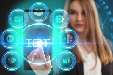 İş, Teknoloji, İnternet ve ağ konsepti. Genç işadamı geleceğin sanal ekranı üzerinde çalışıyor ve yazıyı görüyor: IOT