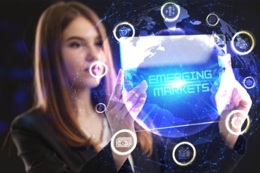 İş, Teknoloji, İnternet ve ağ konsepti. Genç işadamı geleceğin sanal ekranında çalışıyor ve yazıyı görüyor: gelişmekte olan piyasalar.