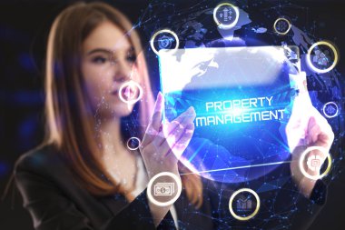 İş, Teknoloji, İnternet ve ağ konsepti. Genç işadamı geleceğin sanal ekranı üzerinde çalışıyor ve yazıyı görüyor: mülkiyet yönetimi