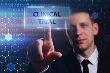 İş, Teknoloji, İnternet ve ağ konsepti. Genç işadamı geleceğin sanal ekranı üzerinde çalışıyor ve klinik denemeleri görüyor.