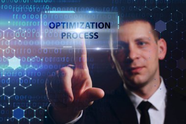 İş, Teknoloji, İnternet ve ağ konsepti. Genç işadamı geleceğin sanal ekranı üzerinde çalışıyor ve yazıyı görüyor: optimizasyon süreci