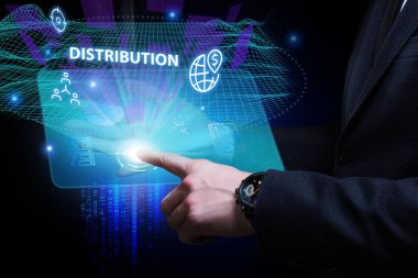 İş, Teknoloji, İnternet ve ağ konsepti. Genç işadamı geleceğin sanal ekranı üzerinde çalışıyor ve yazıyı görüyor: