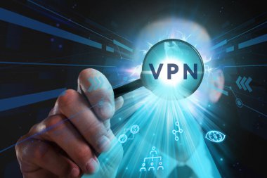 İş, Teknoloji, İnternet ve ağ konsepti. Genç işadamı geleceğin sanal ekranı üzerinde çalışıyor ve VPN yazısını görüyor.