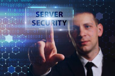 İş, Teknoloji, İnternet ve ağ konsepti. Genç işadamı geleceğin sanal ekranı üzerinde çalışıyor ve yazıyı görüyor: sunucu güvenliği