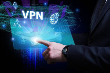 İş, Teknoloji, İnternet ve ağ konsepti. Genç işadamı geleceğin sanal ekranı üzerinde çalışıyor ve VPN yazısını görüyor.