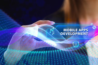 İş, Teknoloji, İnternet ve ağ konsepti. Genç işadamı geleceğin sanal ekranı üzerinde çalışıyor ve yazıyı görüyor: mobil uygulamalar geliştirme