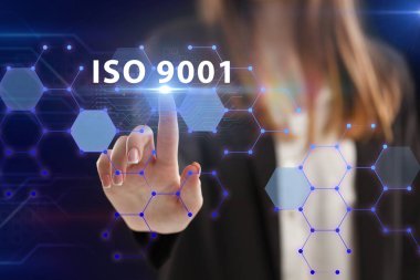 İş, Teknoloji, İnternet ve ağ konsepti. Genç işadamı geleceğin sanal ekranı üzerinde çalışıyor ve ISO 9001 yazısını görüyor.