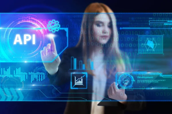 ビジネス テクノロジー インターネット ネットワークの概念 将来の仮想画面で作業し 碑文を見て若いビジネスマン Api — ストック写真