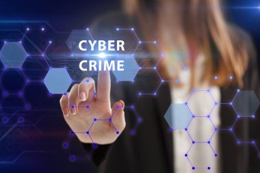 İş, Teknoloji, İnternet ve ağ konsepti. Genç işadamı geleceğin sanal ekranında çalışıyor ve yazıyı görüyor: siber suç.