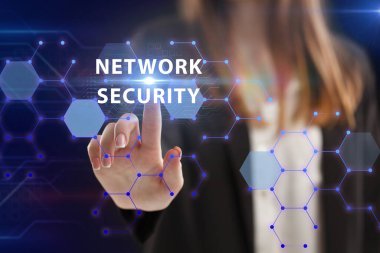 İş, Teknoloji, İnternet ve ağ konsepti. Genç işadamı geleceğin sanal ekranı üzerinde çalışıyor ve yazıyı görüyor: ağ güvenliği