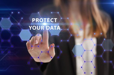 İş, Teknoloji, İnternet ve ağ konsepti. Genç işadamı geleceğin sanal ekranı üzerinde çalışıyor ve yazıyı görüyor: verilerinizi koruyun