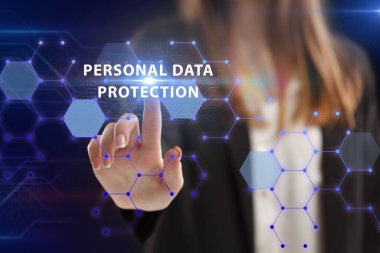 İş, Teknoloji, İnternet ve ağ konsepti. Genç işadamı geleceğin sanal ekranı üzerinde çalışıyor ve yazıyı görüyor: kişisel veri koruması