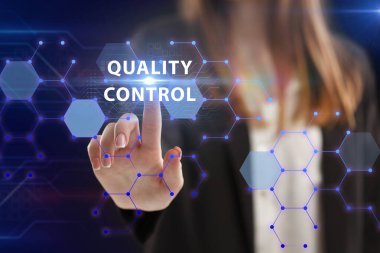 İş, Teknoloji, İnternet ve ağ konsepti. Genç işadamı geleceğin sanal ekranı üzerinde çalışıyor ve yazıyı görüyor: kalite kontrolü