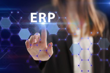 İş, Teknoloji, İnternet ve ağ konsepti. Genç işadamı geleceğin sanal ekranı üzerinde çalışıyor ve yazıyı görüyor: ERP