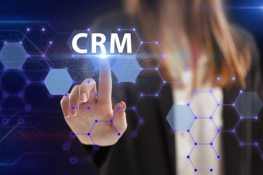 İş, Teknoloji, İnternet ve ağ konsepti. Genç işadamı geleceğin sanal ekranı üzerinde çalışıyor ve CRM yazısını görüyor: