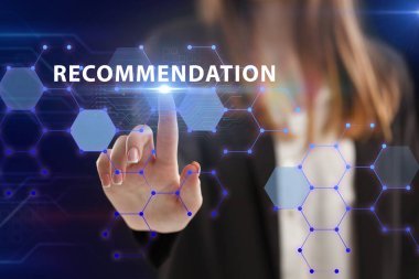 İş, Teknoloji, İnternet ve ağ konsepti. Genç işadamı geleceğin sanal ekranı üzerinde çalışıyor ve yazıyı görüyor: tavsiye