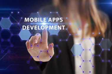 İş, Teknoloji, İnternet ve ağ konsepti. Genç işadamı geleceğin sanal ekranı üzerinde çalışıyor ve yazıyı görüyor: mobil uygulamalar geliştirme