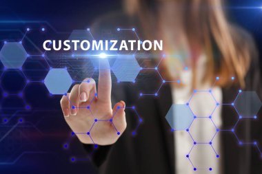 İş, Teknoloji, İnternet ve ağ konsepti. Genç işadamı geleceğin sanal ekranı üzerinde çalışıyor ve yazıyı görüyor: özelleştirme