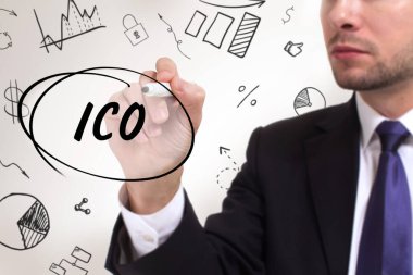 İş, teknoloji, internet ve ağ konsepti. Genç işadamı başarılı büyüme adımları üzerinde düşünüyor: ICO